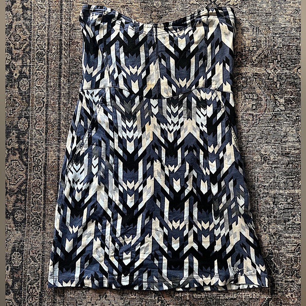 STRAPLESS VOLCOM DRESS (WITH POCKETS!) - Picture 4 of 5